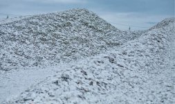 猿払村に堆積する廃棄ホタテの貝殻。廃棄物から地域資源へと価値変換が進む