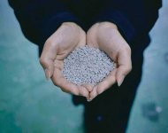 煮沸洗浄後に粉砕・パウダー状にしたホタテの貝殻と、廃プラスチック樹脂を合わせた新素材「シェルテック®︎」