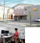 地域密着型で開かれた運営を続ける介護付き有料老人ホーム「あんしん村」。34室の居室は常にほぼ満室だ（上）。全ての情報が事務室のPCに集まる。時間の節約のため林代表は立ったまま作業（左）