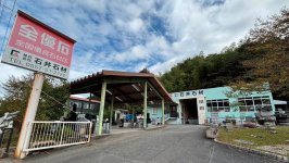 伊東市内に本社、東伊豆町に支店がある。写真は、伊東市内の工場兼展示場「富戸工場・石空間」