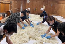 蒸した酒米を丁寧にほぐしていく