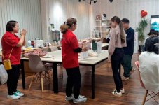 カップルになった2人にプレゼント贈呈