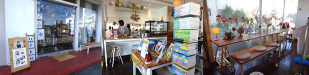 「ケーキが買える本屋さん」こと「MARUSAN×B house Cake」の外観と内観。本社から徒歩２分の場所にある