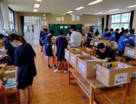 同社のブックフェア。巡回箱80個分もの見本用の本を学校へ持ち込み、生徒が直接本に触れ、選書できる機会をつくる