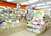 同店の店内。参考書や一般書籍のほか、郷土関連の本も取り扱う