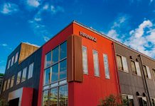 ３Kのイメージを払拭すべく、2018年に新設した社屋の外観は、赤と黒のツートンカラーでスタイリッシュなイメージへ