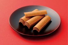 琴の形に加え、天然のニッキ（桂皮末）を使用し、甘くスパイシーな香りが特徴