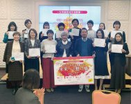 修了証を受け取った受講生は晴れやかな笑顔