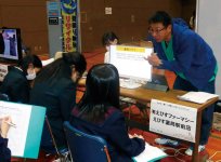 生徒たちに仕事内容を説明する参加企業