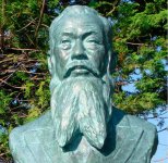 同社構内の神社境内に建立された、初代社長の黒澤鷹次郎氏の胸像