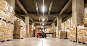 清潔な倉庫内に整然と並んだ貨物