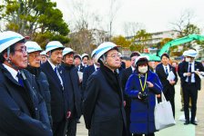 協会からの説明を受け、会場を視察する小林会頭