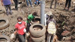 〈ローテクの知恵袋賞〉ギニアビサウでの廃タイヤを利用したガス抜き管の施工（写真提供：松藤康司氏）