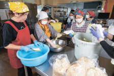 漬物を漬ける女性会メンバー