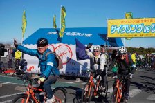 景色とグルメを楽しめる「サイクリングDEひたちなか」。柳生会頭も参加（左）