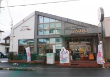 JR羽前千歳（うぜんちとせ）駅から徒歩約１分。店先の顔出しパネル、のぼり旗が人の目を引く