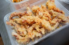 看板商品の「げそ天」。デザイン事務所「杉の下意匠室」の提案で、塩レモンやカレー、チーズなど、フレーバーを10種類以上増やしたことで客層が広がった