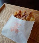 フライドポテト風のポップなパッケージで、げそ天を気軽に買えるイメージに刷新