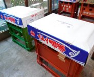 ビールケースに段ボールをかぶせた椅子も“エンドーらしさ”の一つ