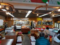 店内に4人掛けテーブル席６席を確保。厨房（ちゅうぼう）は改装してオープンキッチンとなり、来店客と会話が弾む