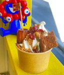 大阪・関西万博で長蛇の列ができるほど大人気だった「カヌレパフェ」。現在、ラパンの店舗で販売している