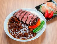 看板メニュー「博多和牛の黄金カレー」の和牛ステーキのせ。1250円（税抜き）という価格は、精肉店としての意地と工夫のたまもの