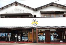川下りで知られる柳川の観光エリアにある同社店舗。左側が食堂、右側が精肉店になっている