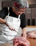 「肉一筋62年」の堤社長は、長年培ってきた肉への情熱と、命あるものへの深い感謝を込めて肉をさばく