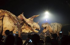 圧倒的な存在感で歩き回り、躍動する恐竜たちと間近で遭遇できるライブショー