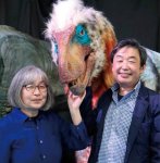 白亜紀に生きた肉食恐竜「ユタラプトル」と写る金丸社長（右）と小塚副社長