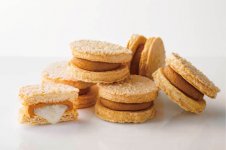 サックリ食感のダックワーズとキャラメルショコラに包まれたやわらかい餅の和洋融合の食感が魅力