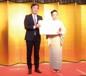 都倉俊一文化庁長官（左）から表彰状を受け取った代表者の中村会長