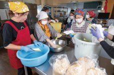 宇佐奈良漬づくりに奮闘する女性会メンバー