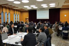 防災減災ワークショップで学んだことを生かせるように、グループに分かれてディスカッションする全国各地のYEGメンバー