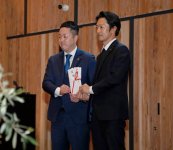 日本YEG小野会長（左）が八戸YEG岡本会長に義援金を手渡した