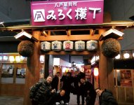 八戸市中心街の３軒を回る「はしご酒」に参加するYEGメンバー。地元の食と酒を堪能した