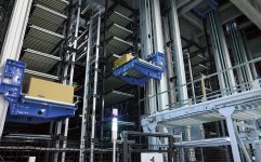 倉庫にユニシャトルなどで自動化ラインを構築し、作業効率の改善を図っている