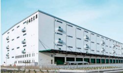 倉庫では貨物を保管するほか、部品のセットアップなどの二次加工作業も行う