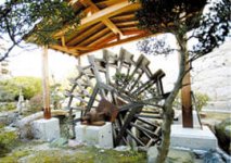 創業100周年を記念して制作した創業時の水車のレプリカ