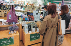 市内の自慢の逸品を扱う事業者が出展し、来場者にPR