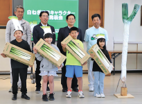 名前を考案した小学生ら５人に白ネギが贈られた