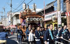 「越ヶ谷秋まつり」の山車行事。市指定無形民俗文化財となっている