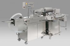 同社の自動パン粉付け機。省人化できる上に、パン粉を付ける熟練の技が不要で、品質が安定する