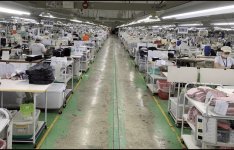自社工場は長崎、ベトナム、中国の３カ所にあり、写真はスタッフ約120人体制で稼働するベトナム工場