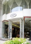 本店は全長約600ｍの元町ショッピングストリートの中ほどにある