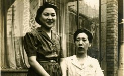 店を立ち上げ、会社の基礎を築いた近澤つるさん（右）