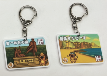 「ゆでわん」が観光地を散策しているデザインのキーホルダー
