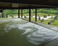 京都の寺院で開催した個展で披露された「鶴の畳」のインスタレーション。庭園の風景と畳のデザインを一体化させた