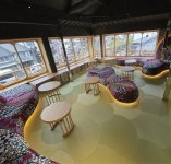旅館やホテルで採用された幾何学模様の「デザイン畳」。波や岩などをモチーフに、曲線を使ったユニークな形だ