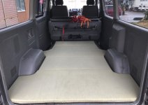 ワンボックスカーの荷台に敷かれた畳。タイヤ用の出っ張りなど、複雑な曲線や変形した形にもピタリとはまっている